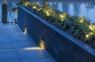 Utelampe, Wedge Dark, vegglampe i aluminium, fra In-lite