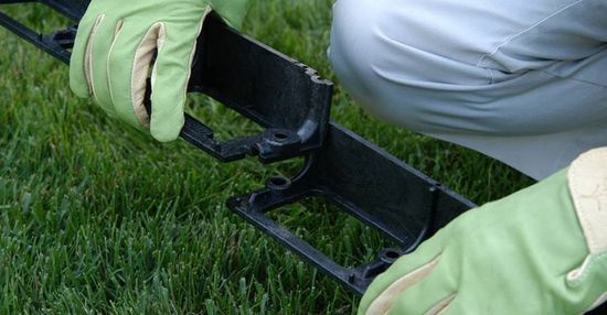 Kantavslutning, kantsikring, Snap Edge Barrier (2-pk), 2 m lange, inkl. jordspiker, fra Asak