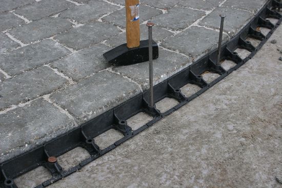 Kantavslutning, kantsikring, Snap Edge Barrier (2-pk), 2 m lange, inkl. jordspiker, fra Asak