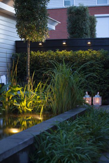 Utelampe, Wedge Dark, vegglampe i aluminium, fra In-lite